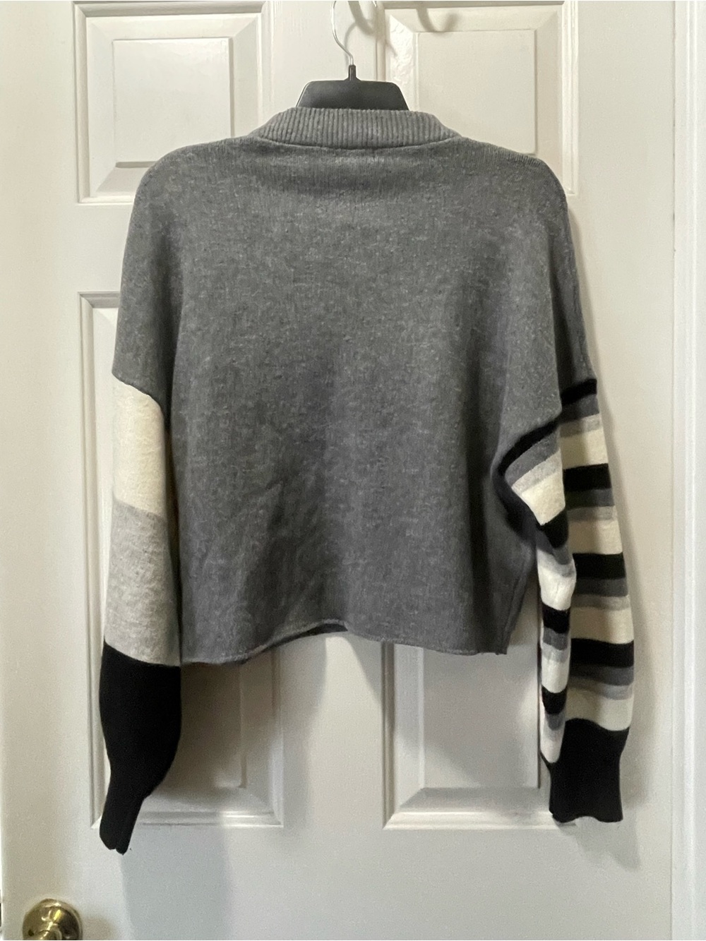 vestique Gray Cropped Crew Sweater with Striped Sleeves size S